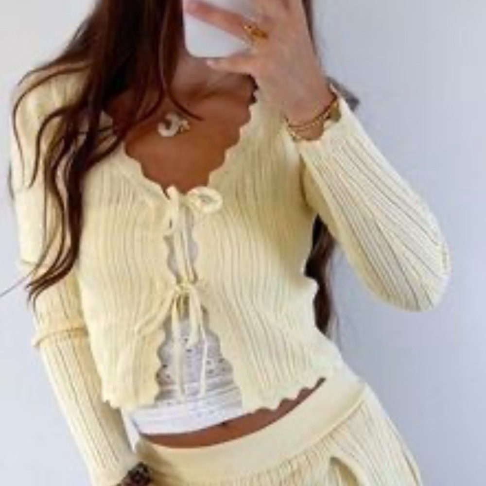 NWT Hippie Rose Yellow Scalloped Tie-Front Blouse SZ med bin 41